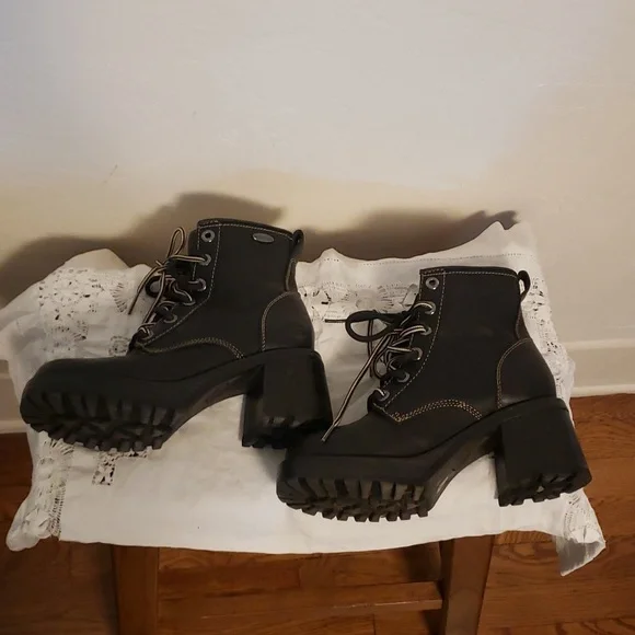 Vintage 90s chunky heel leather boot - Picture 3 of 11